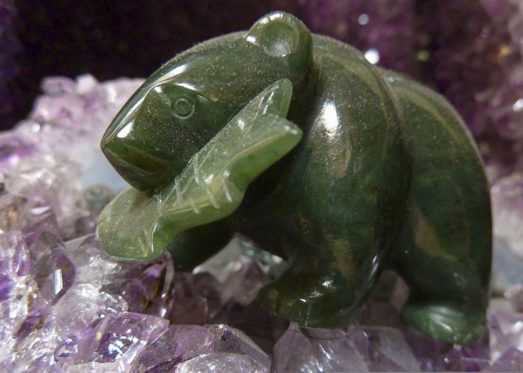 pierre de Jade verte en forme d'ours