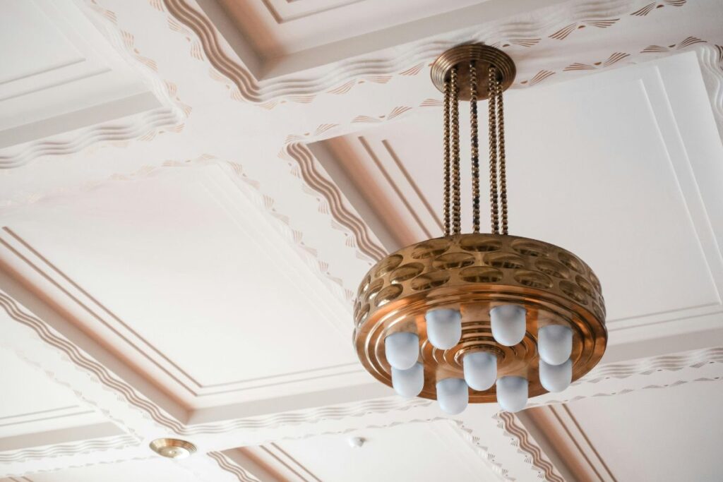 3-Donner du cachet à son intérieur grâce à un plafond décoratif